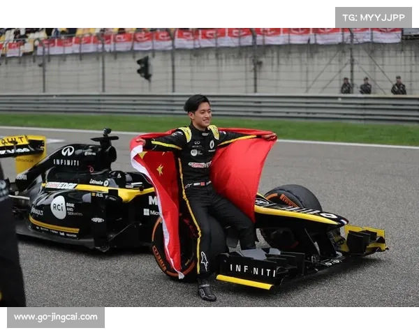 周冠宇解锁摩托车通勤日常,展示车手多面生活 周冠宇解锁摩托车通勤日常,展示车手多面生活